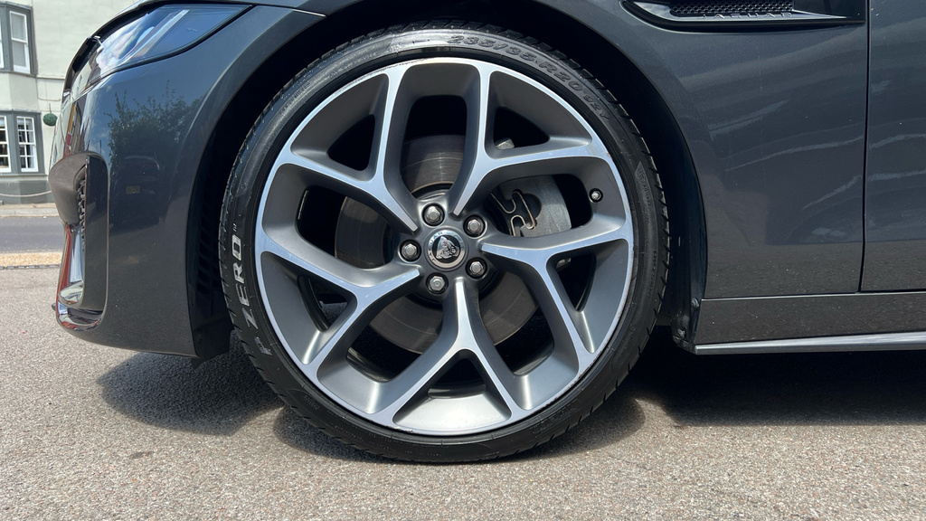 Jaguar XE D200 Mhev R-dynamic Hse Black Euro 6 Red #25