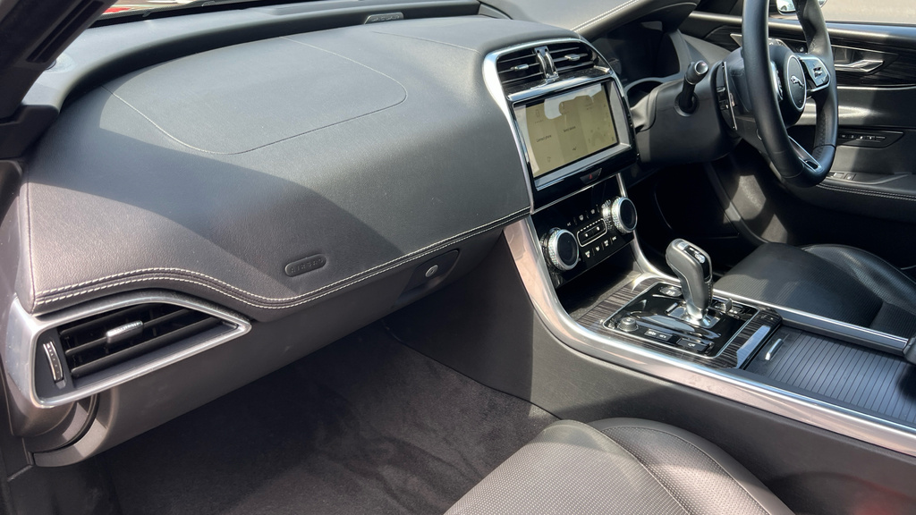 Jaguar XE D200 Mhev R-dynamic Hse Black Euro 6 Red #23