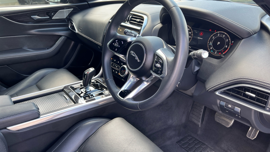 Jaguar XE D200 Mhev R-dynamic Hse Black Euro 6 Red #22