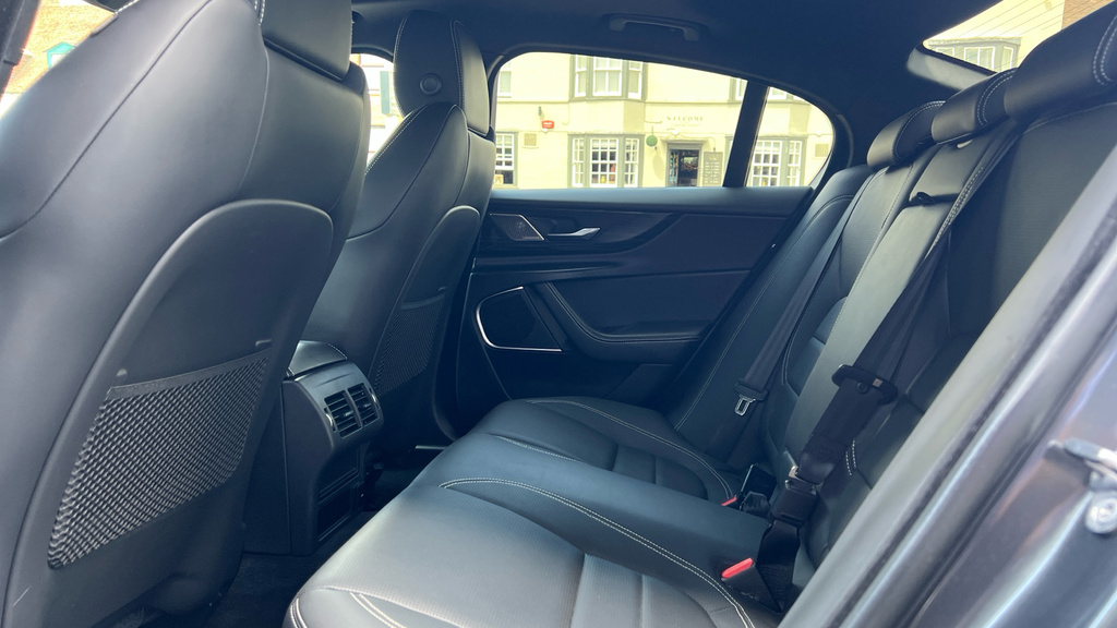 Jaguar XE R-dynamic Hse Black Grey #4