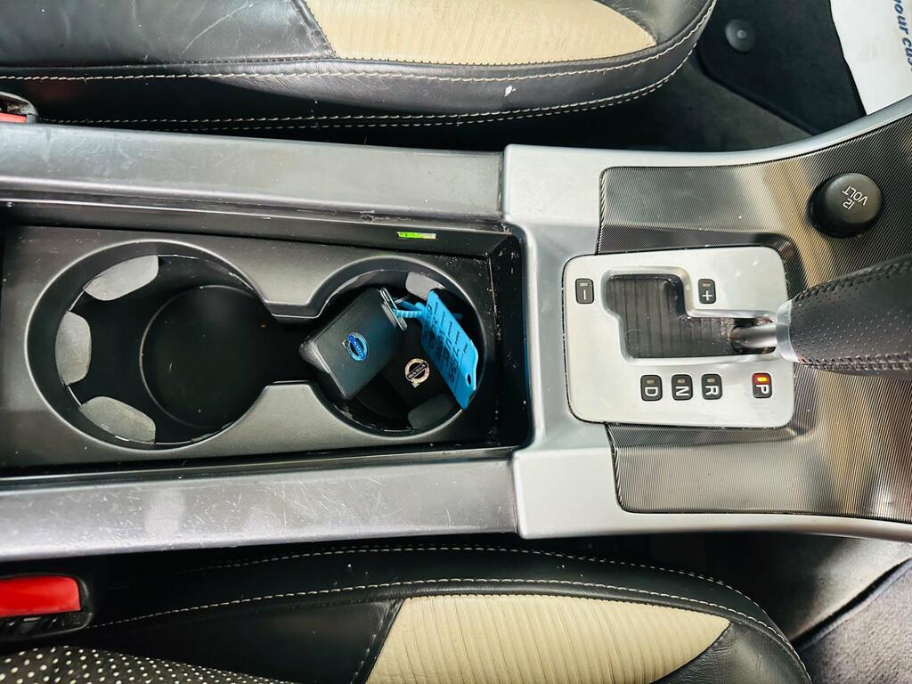 Volvo XC60 2.0 D3drive R-design White #24