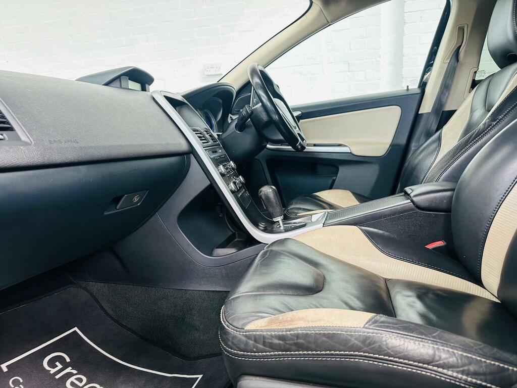 Volvo XC60 2.0 D3drive R-design White #2