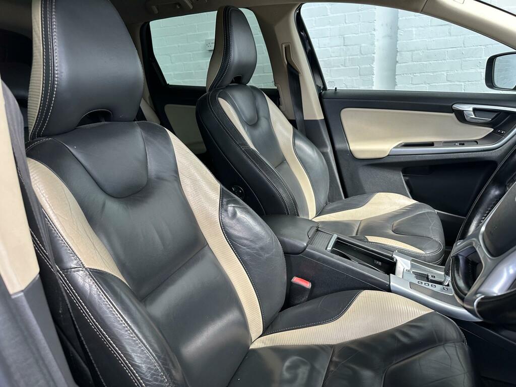 Volvo XC60 2.0 D3drive R-design White #14