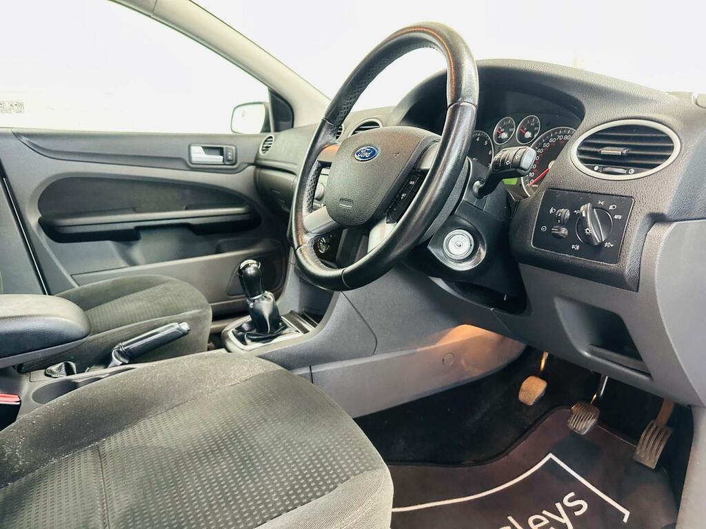 Ford Focus Estate 1.6 LX 200505 Green #13