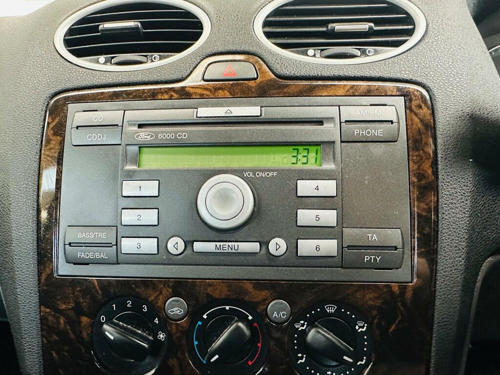 Ford Focus Estate 1.6 LX 200505 Green #18