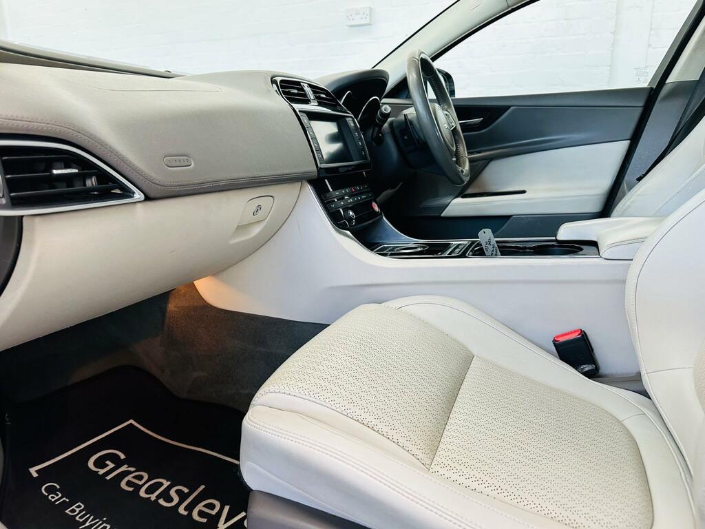 Jaguar XE 2.0D Portfolio Euro 6 Ss Black #3
