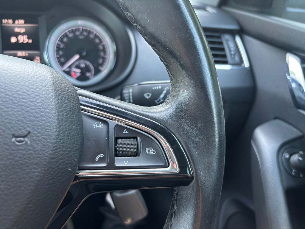 Skoda Octavia 1.6 Tdi S Black #23