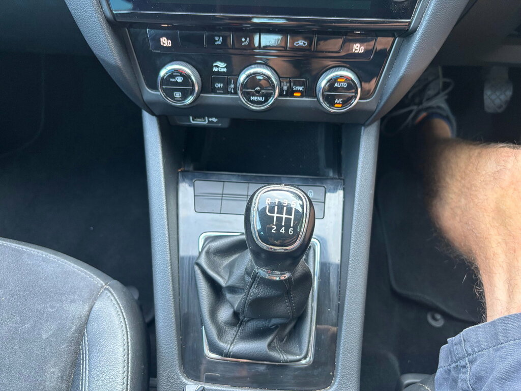 Skoda Octavia 1.6 Tdi S Black #20