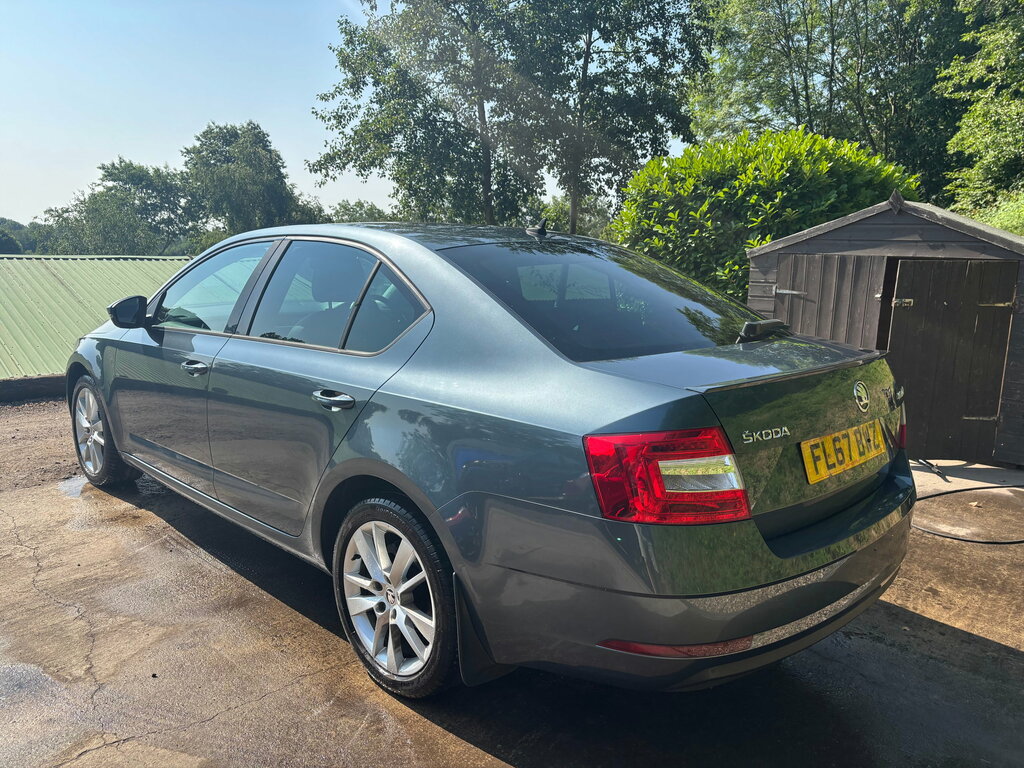 Skoda Octavia 1.6 Tdi S Black #7