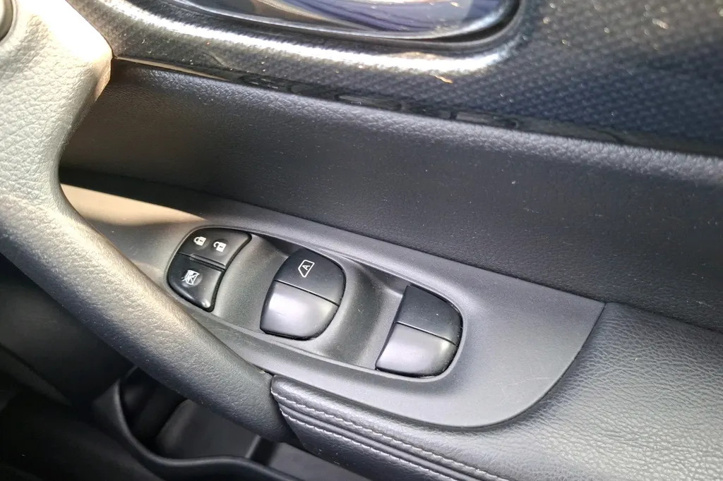 Nissan X-Trail 1.6L N-vision Red #24