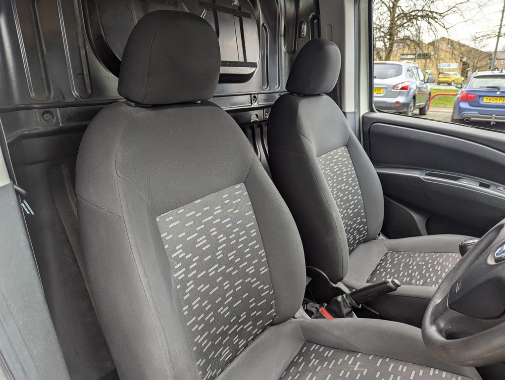 Vauxhall Combo L2h1 2300 Cdti 5 Seater Crewvan Silver White #7
