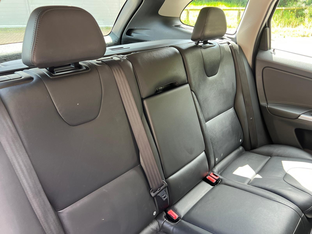Volvo XC60 2.4L Se Lux Nav Gold #42