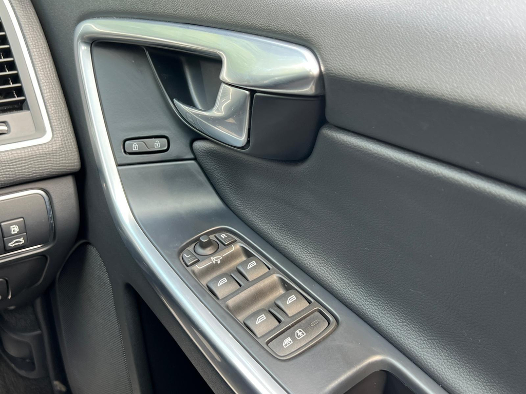 Volvo XC60 2.4L Se Lux Nav Gold #22