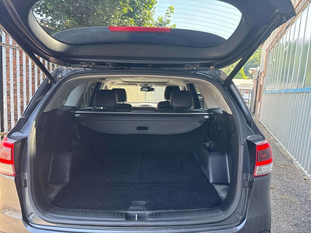 Kia Sorento Crdi Kx-3 Suv White #8