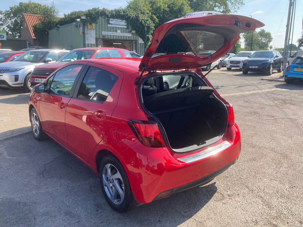Toyota Yaris Design Hybrid Red #9