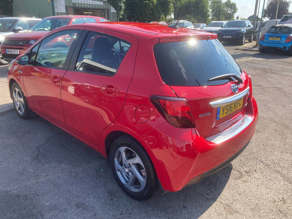 Toyota Yaris Design Hybrid Red #8