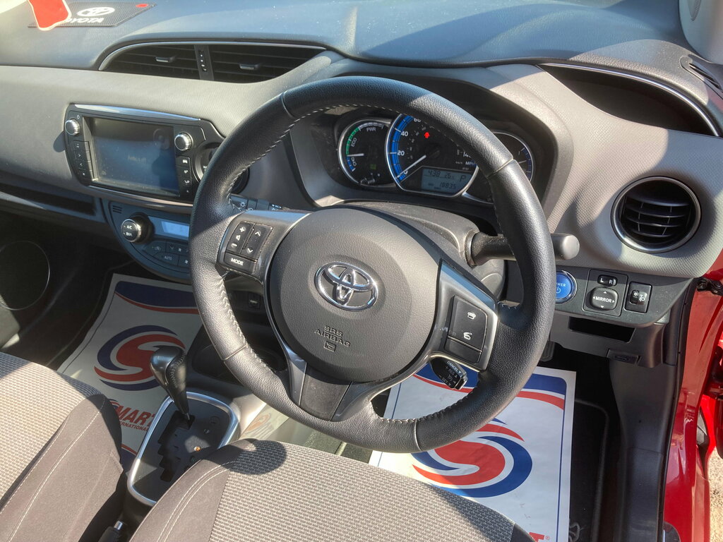 Toyota Yaris Design Hybrid Red #16