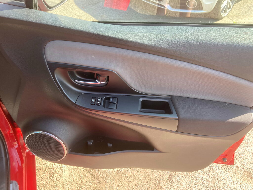 Toyota Yaris Design Hybrid Red #15
