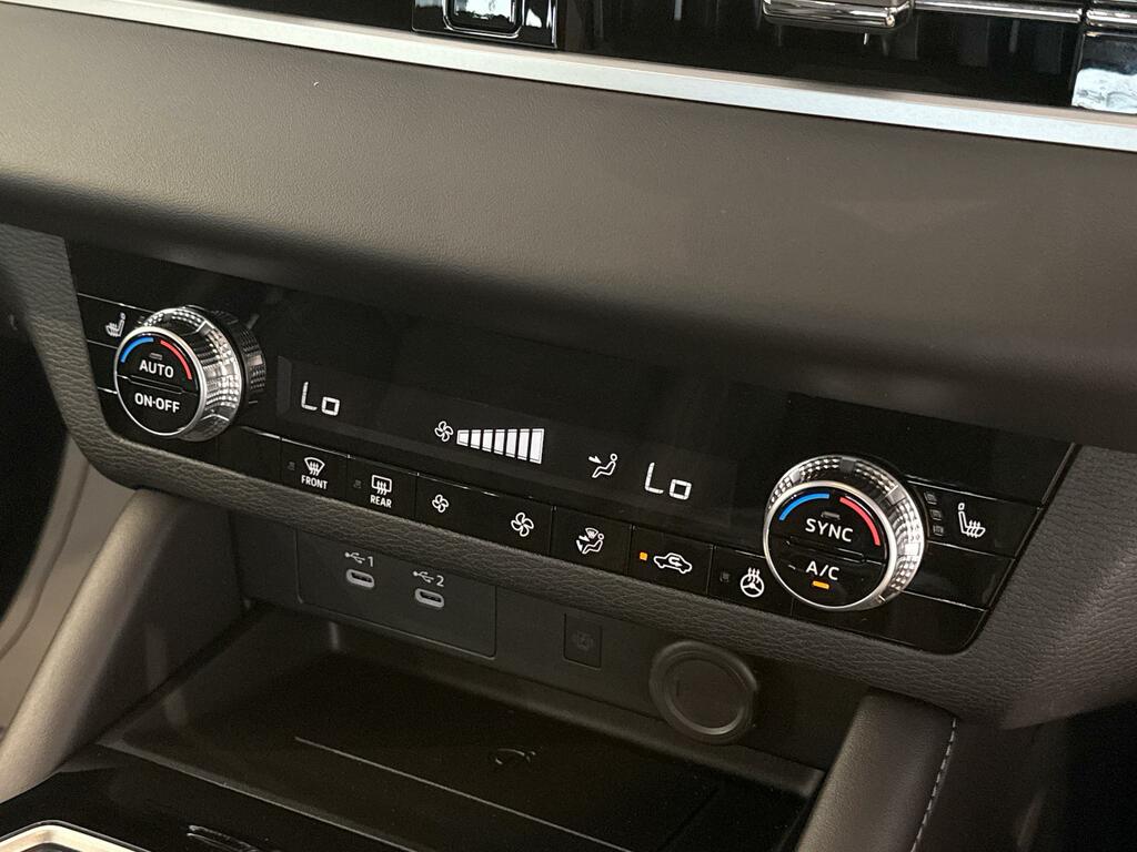 Mitsubishi Outlander 2.4 Phev Diamond 2360 cc Black #32