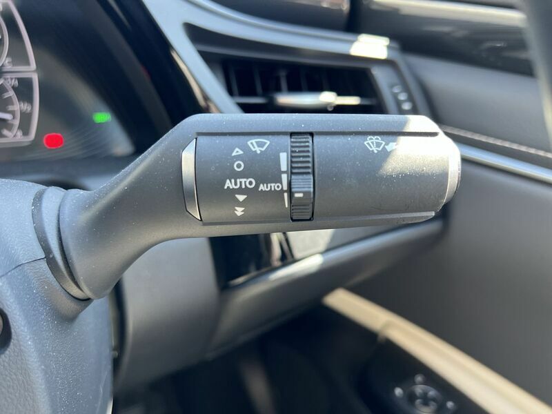 Lexus ES 300H Premium Edition #45