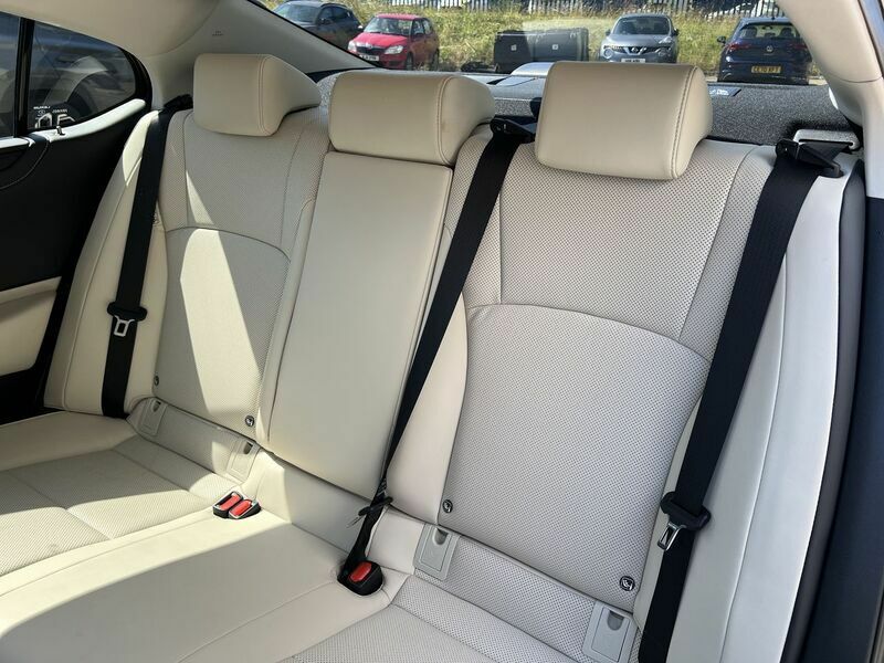 Lexus ES 300H Premium Edition #35