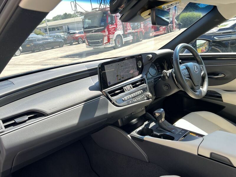 Lexus ES 300H Premium Edition #31
