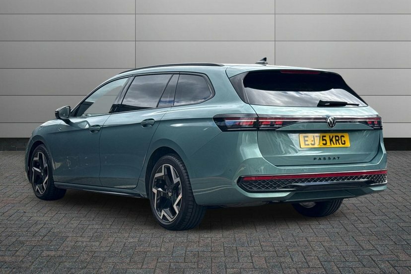 Volkswagen Passat 1.5 Etsi Mhev R-line Estate Hybrid Dsg Green #3