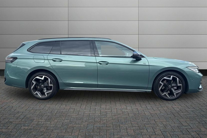 Volkswagen Passat 1.5 Etsi Mhev R-line Estate Hybrid Dsg Green #4