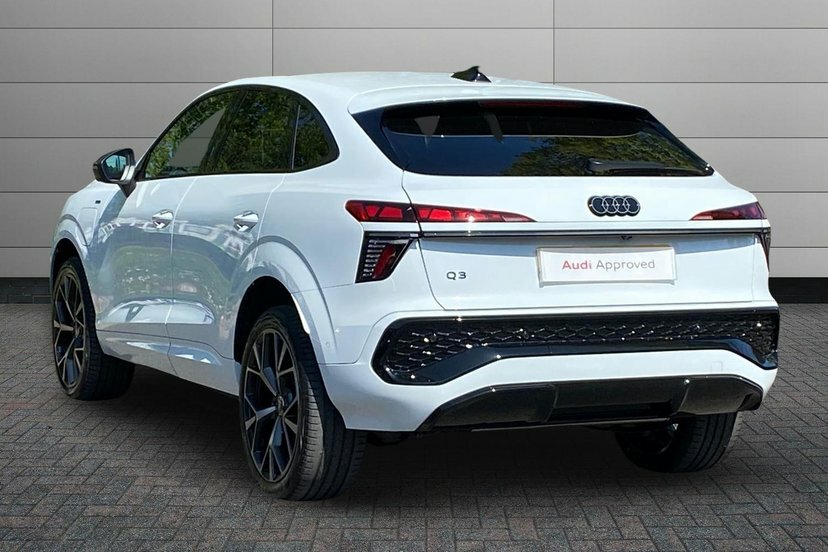 Audi Q3 1.5 E-hybrid Launch Edition Plus Sportback Pet WU26EWK White #3