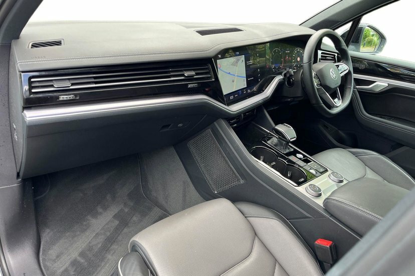 Volkswagen Touareg 3.0 Tdi V6 Black Edition Suv Tiptronic FY22BUP White #2