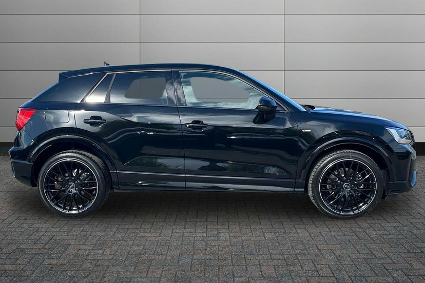Audi Q2 1.5 Tfsi Cod 35 Black Edition Suv S Tro LN26KXF Black #4