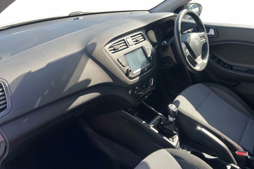 Hyundai I20 1.2 Play Hatchback 84 Ps OY20ERX White #2