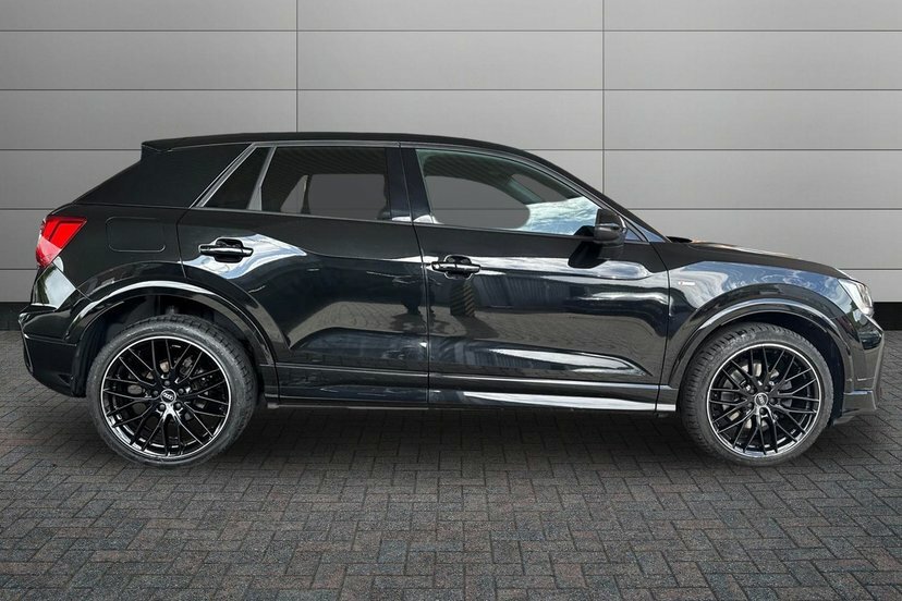 Audi Q2 1.5 Tfsi Cod 35 Black Edition Suv S Tro RY23LKA Black #4