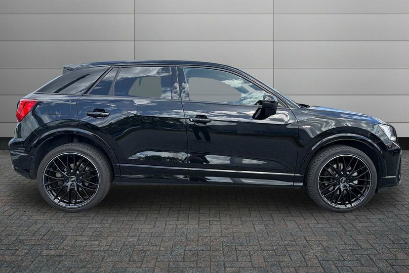 Audi Q2 1.5 Tfsi Cod 35 Black Edition Suv S Tro EK75JVN Black #4