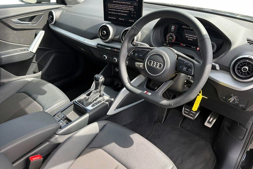 Audi Q2 1.5 Tfsi Cod 35 Black Edition Suv S Tro EK75JVN Black #6