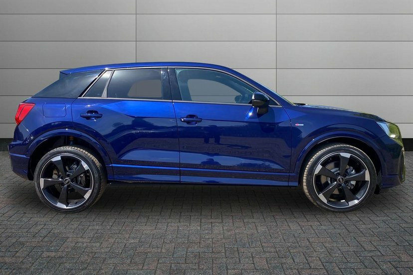 Audi Q2 1.5 Tfsi Cod 35 Black Edition Suv S Tro LR26EBG Blue #4