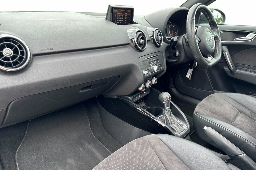 Audi A1 1.4 Tfsi Black Edition Sportback S Tron DF18AAU Black #2
