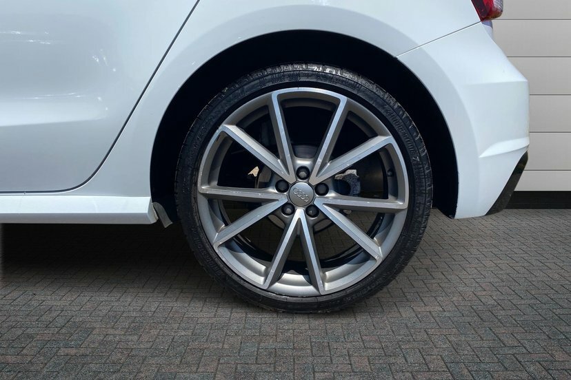 Audi A1 1.6 Tdi Black Edition Sportback S Troni White #5