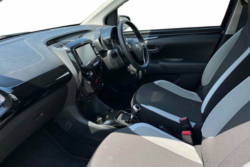 Toyota Aygo 1.0 Vvt-i X-press Hatchback X-shift 68 DE18CVM Black #2