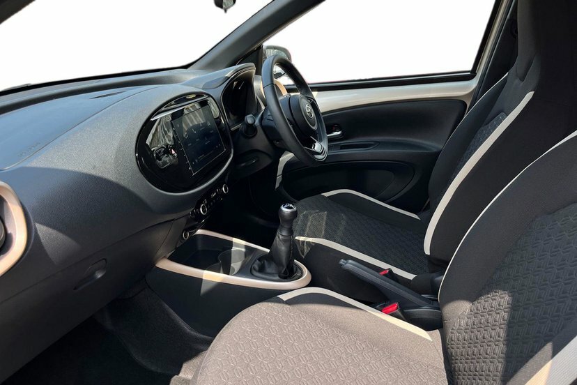 Toyota Aygo X 1.0 Vvt-i Edge Hatchback 72 Ps DF74BCE Black #2