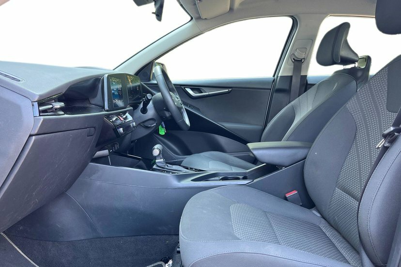 Kia Niro 1.6H Gdi 2 Suv Hybrid Dct 139 Bhp LA22VVP White #2