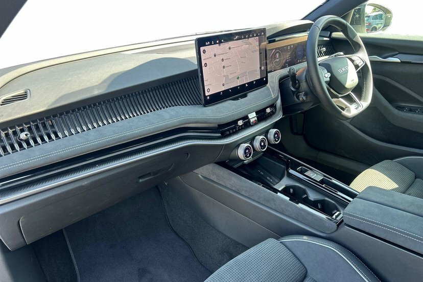 Skoda Superb 2.0 Tsi Sportline Hatchback Dsg 204 Ps White #2