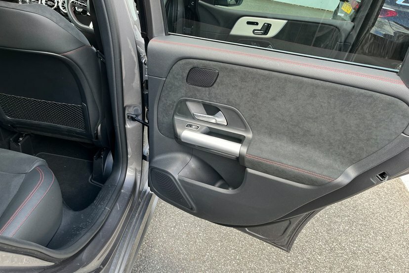 Mercedes-Benz B Class Hatchback Black #32