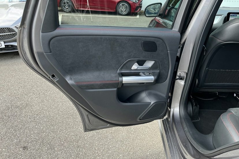 Mercedes-Benz B Class Hatchback Black #36