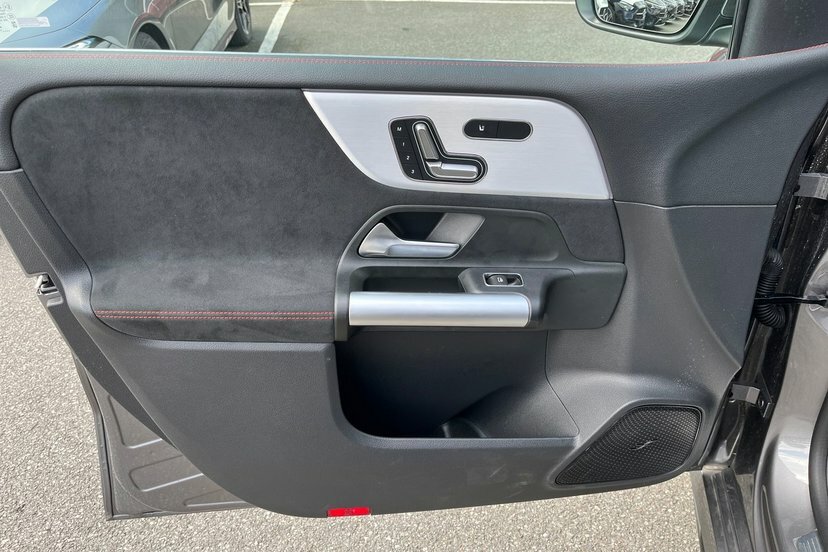 Mercedes-Benz B Class Hatchback Black #38