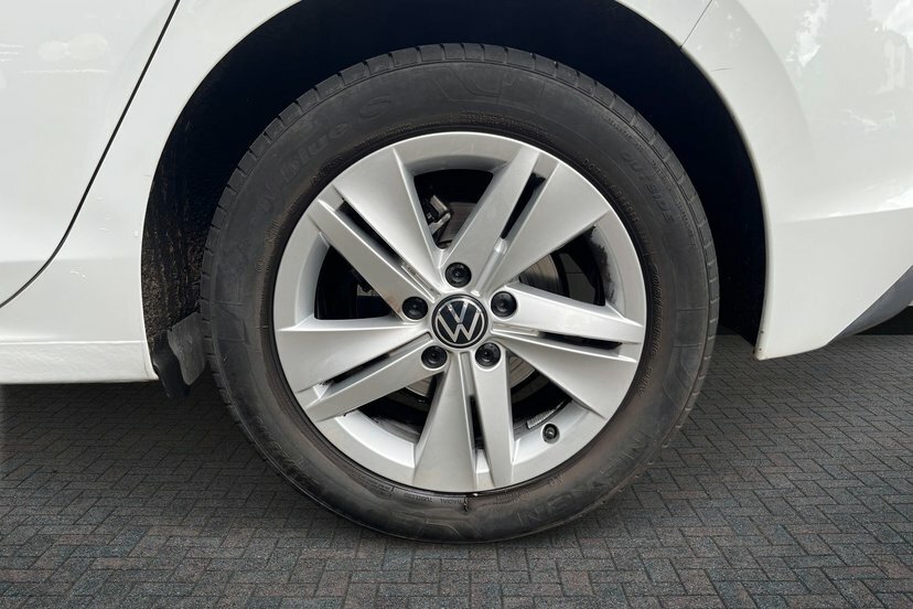 Volkswagen Golf 1.5 Tsi Life Hatchback 115 Ps MV74KOA White #5