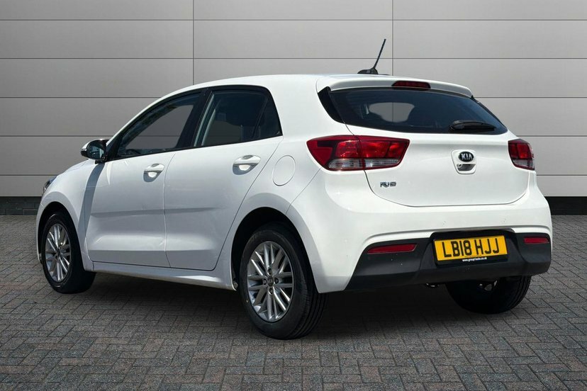 Kia RIO 1.25 2 Hatchback 83 Bhp LB18HJJ White #3