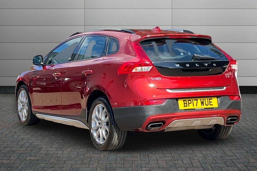 Volvo V40 Cross Country 1.5 T3 Pro Hatchback 152 Ps Red #3