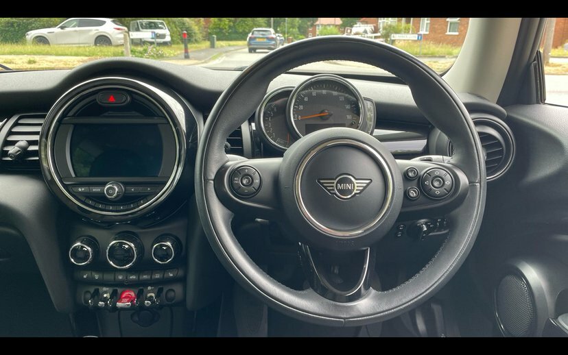 Mini Hatch 3-Door Hatch Cooper Classic MA69VRD White #5