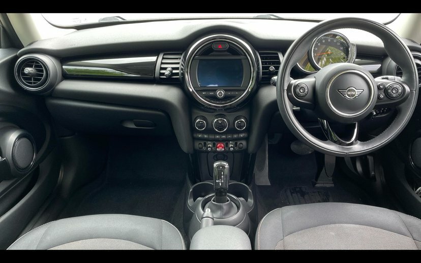 Mini Hatch 3-Door Hatch Cooper Classic MA69VRD White #4